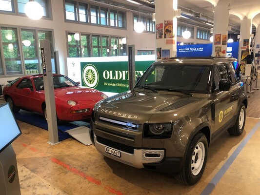 Bild: Olditex™ - Alte und jüngere Autos werden gepflegt