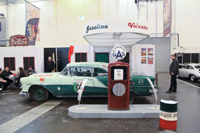 Oldsmobile (1954) - an der Tankstelle (Techno Classica 2018)