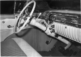 Oldsmobile  (1956) - der Wählhebel der Automatik liegt dort wo auch der Hebel für die Synchronschaltung wäre - Genfer Autosalon 1956