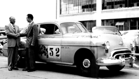 Oldsmobile 88 an der Carrera Panemericana 1950 - Nach dem Rennen wird Gesamtsieger Hershel McGriff mit seinem Oldsmobile 88 in Detroit empfangen Oldsmobile 88 an der Carrera Panemericana 1950 - Nach dem Rennen wird Gesamtsieger Hershel McGriff mit seinem Oldsmobile 88 in Detroit empfangen