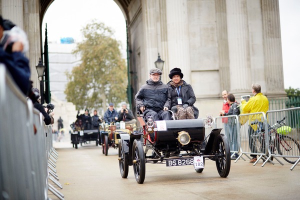 Oldsmobile Curved-dash Runabout (1903) - am Bonhams London to Brighton Veteran Car Run 2014