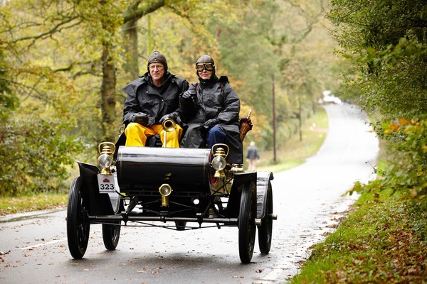 Oldsmobile Curved-dash Runabout (1904) - am Bonhams London to Brighton Veteran Car Run 2014