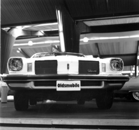 Oldsmobile Cutless - zweigeteilte Kühlerfront, typsches Merkmal der Marke - am Genfer Automobilsalon 1974