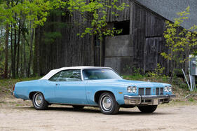 Oldsmobile Delta 88 Royale Convertible (1975) - angeboten als Lot 134 an der Bonhams The Greenwich Auction am 4. Juni 2023