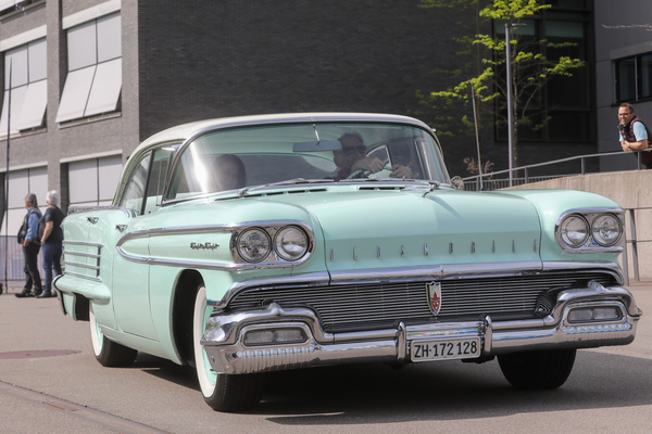 Oldsmobile Dynamic 88 Holiday Sedan (1958) – viertürige Hardtop-Limousine – Older Classics Mai 2024