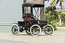 Oldsmobile Model R 'Curved Dash' Runabout (1903) - als Lot 008 angeboten an der Bonhams Quail Versteigerung am 19. August 2022 (© Bonhams, 2022) Oldsmobile Model R 'Curved Dash' Runabout (1903) - als Lot 008 angeboten an der Bonhams Quail Versteigerung am 19. August 2022 (© Bonhams, 2022)