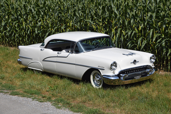 Oldsmobile Ninety-Eight Holiday Hardtop Sedan (1955) - als Lot 44 an der Versteigerung der Oldtimer Galerie Toffen am 20. Oktoberl 2018