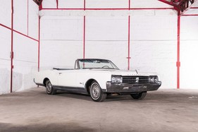 Oldsmobile Starfire Cabriolet (1965) - als Lot 49 angeboten an der Artcurial "On the Road" Versteigerung am 9. Oktober 2016