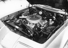 Oldsmobile Toronado (1965) - Blick in den Motorraum eines Testwagens
