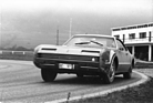 Bild: Oldsmobile Toronado (1965) - Demonstration der Seitenneigung mit einem Testwagen