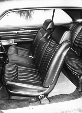 Oldsmobile Toronado (1965) - grosszügige Vordersitze eines Testwagens
