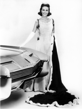 Oldsmobile Toronado (1966) - Irene Bryant, Miss America 1966, vor dem Toronado