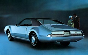 Oldsmobile Toronado (1967) - Heckansicht des 67-er-Modelles - aus einem Prospekt