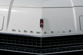 Oldsmobile Toronado (1967) - Oldsmobile-Insignien auf dem Bug