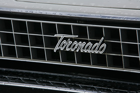 Oldsmobile Toronado (1967) - Toronado-Schriftzug auf dem Kühlergrill
