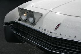 Oldsmobile Toronado (1967) - auch geöffnet sehen die Klappscheinwerfer gut aus