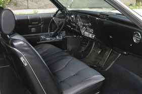 Oldsmobile Toronado (1967) - breite Sitze, kein Kardantunnel und dadurch mehr Innenraum