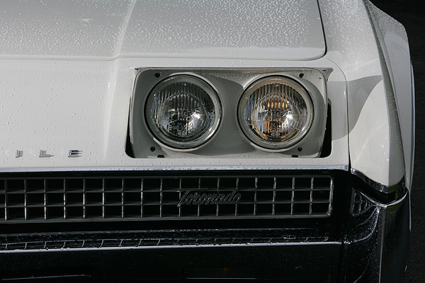 Oldsmobile Toronado (1967) - die Klappscheinwerfer werden pneumatisch angehoben und gesenkt