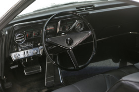 Oldsmobile Toronado (1967) - etwas zerklüftetes Armatrurenbrett mit Walzentacho