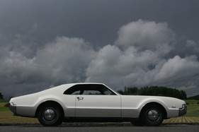 Oldsmobile Toronado (1967) - trotz ausladender Ausmasse ist der Platz hinten beschränkt