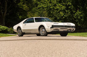 Oldsmobile Toronado Deluxe Coupé (1966) - als Lot 329 an der Philadelphia-Versteigerung von Bonhams am 2. Oktober 2017