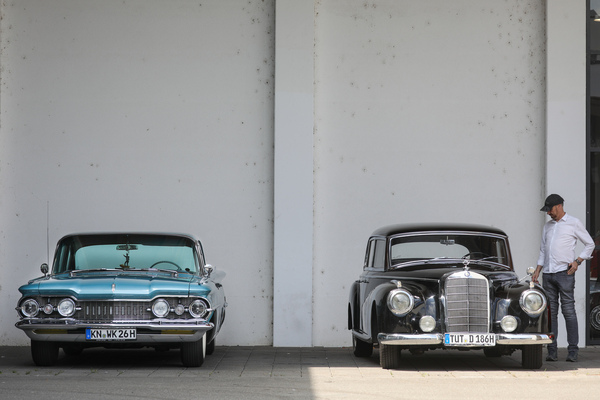 Oldsmobile und Mercedes-Benz auf dem Oldtimer-Besucher-Parkplatz - Klassikwelt Bodensee 2024