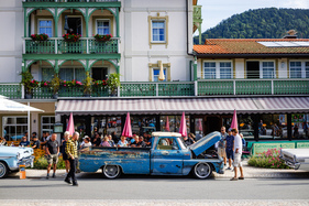 Oldtimer-Fans können das „rollende Museum“ der ADAC Europa Classic 2026 hautnah auf dem US-Car-Festival „Route 66“ in Ruhpolding erleben. (Foto, Ruhpolding Tourismus:Andreas Plenk)