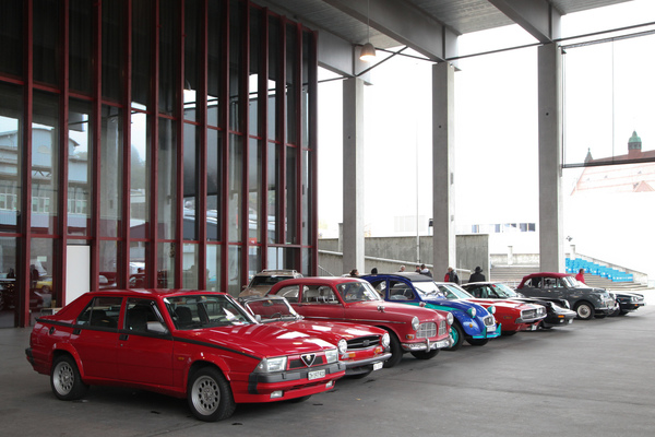 Oldtimer durften vor der Halle parken - Oldtimermesse St. Gallen 2018