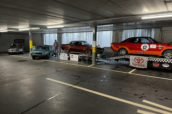 Bild: Oldtimer in den überdachten Parkgeschossen des Catrina Resort - 5. Oldtimer Treff Survselva 2024
