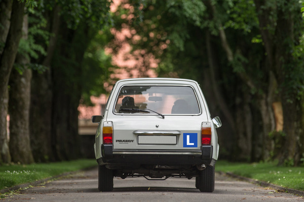 Bild: Oldtimer mit Lernfahrer-Schild (Schweiz)