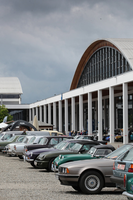 Oldtimer und Youngtimer auf dem Besucherparkplatz zwischen den Hallen - Motorworld Classics Bodensee 2019