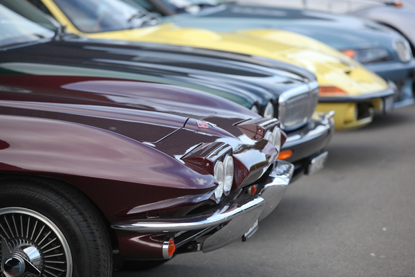Oldtimer und Youngtimer zu verkaufen zwischen den Hallen, u.a. Chevrolet Corvette C2, Jaguar XJ, Opel GT/J, BMW Z3 - Swiss Classic World Luzern 2018