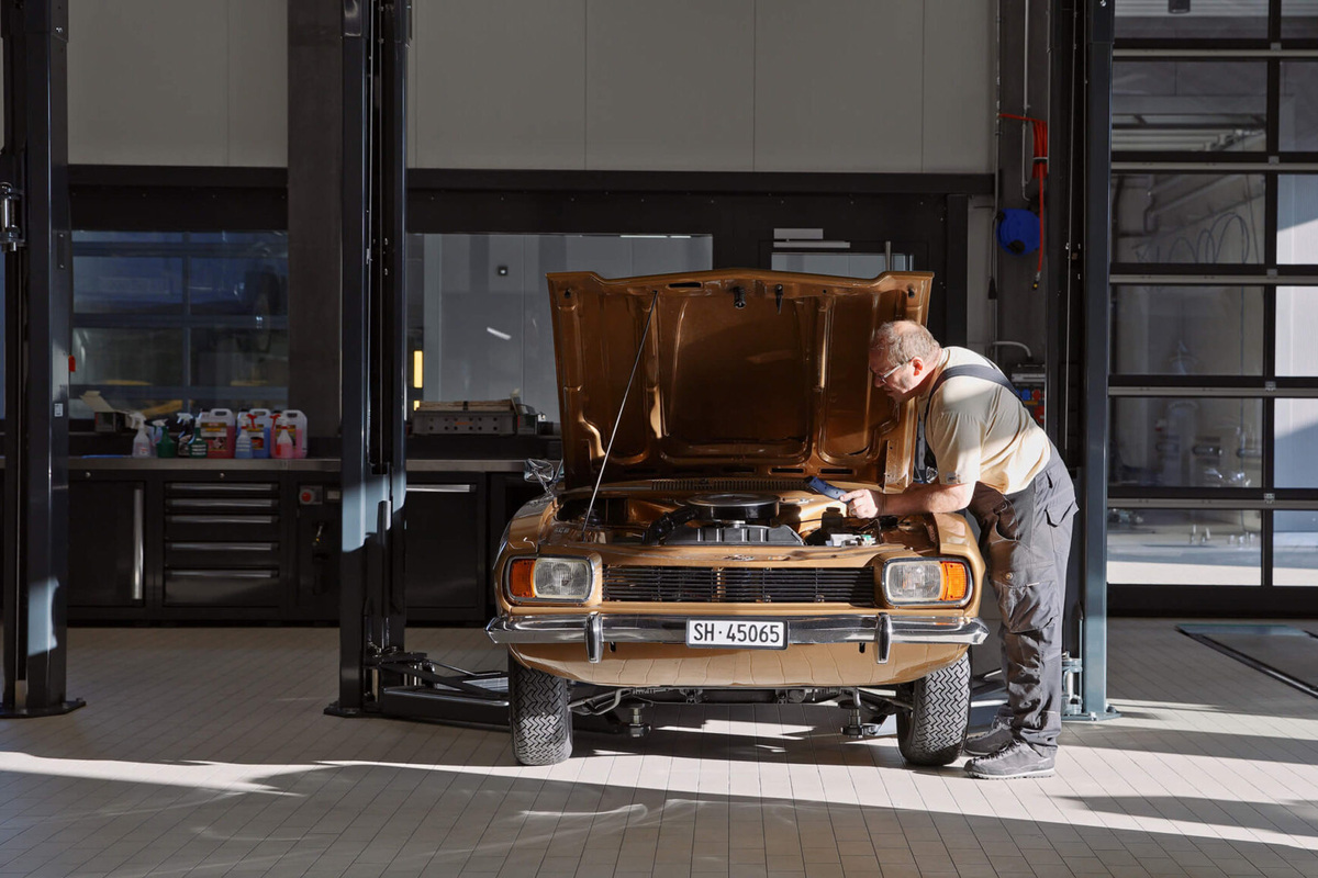 Maintaining classic cars and fixing problems