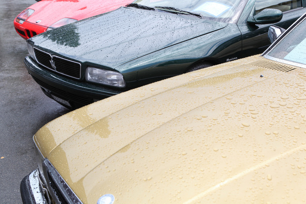 Oldtimer zu verkaufen auf dem Aussengelände - nur am Samstag war es nass - Swiss Classic World Luzern 2019