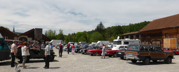 Bild Oldtimerfahrer konnten vor der Halle parkieren - Oldtimer-Messe Laufen 2016