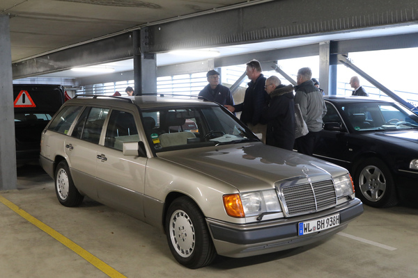 Oldtimerhandel im Parkhaus - Mercedes-Kombi der Baureihe W124 - Bremen Classic Motorshow 2023