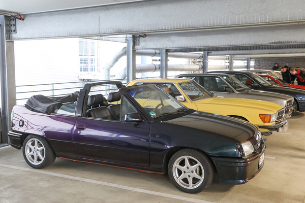 Oldtimerhandel im Parkhaus - Opel Kadett E von 1992 mit 75 PS, angeboten für EUR 6800 - Bremen Classic Motorshow 2023