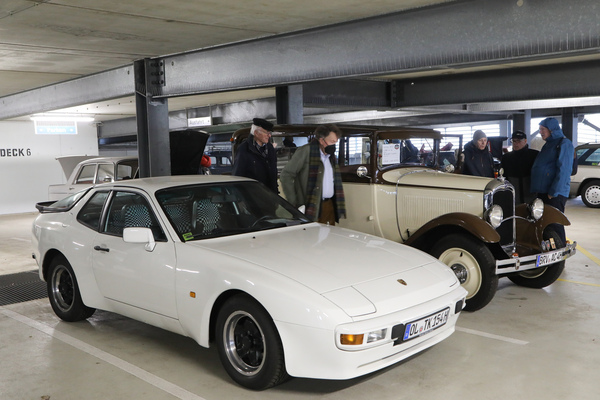 Bild Oldtimerhandel im Parkhaus, hier ein Porsche 944 und ein Citroën AC4 F von 1929 für EUR 36'500 - Bremen Classic Motorshow 2023