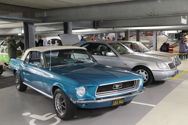 Oldtimermarkt im Parkhaus - Ford Mustang, Mercedes-Benz S-Klasse-Coupé und Limousine W124 - Bremen Classic Motorshow 2023