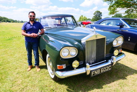 Oldtimersammler Jayesh Patel ist mit einer Neuerwerbung aus London angereist.