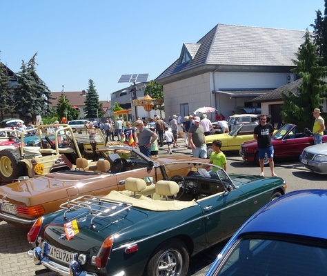 Bild: Oldtimertreffen in der Kurpfalzstrasse beim Museumsfest des Museums Autovision in Altlußheim