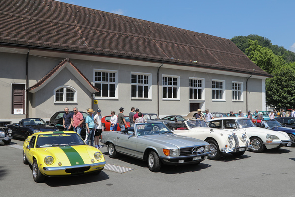 Image: Vintage car diversity behind the school building - from Lotus Europa to Citroën DS - Oldtimer in Obwalden (O-iO) 2023
