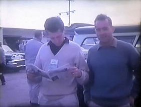 Oliver Gendebien und Phil Hill (Standbild eines Levottofilms) beim 3 Stunden Rennen von Daytona 1962