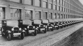 Opel 1,2 Liter (1934) - jeder Wagen schafft Arbeit und Brot für Tausende deutscher Volksgenossen. Eine der versandbereiten Limousinen kostet RM 1880