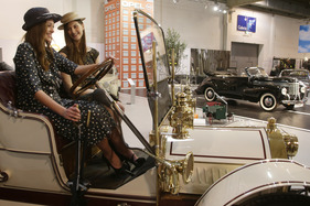 Opel 10/18 PS (1908) - Frauen machten am Lenkrad des Doppel-Phaeton wohl eher die Minderheit aus (Techno Classica 2013)