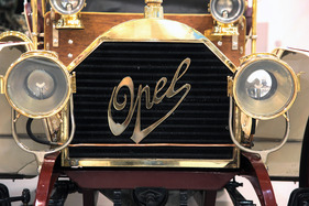 Opel 10/18 PS (1908) - eleganter Schriftzug auf dem Kühler (Techno Classica 2013)