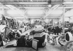 Opel (1906) - Blick in die Sattlerei im Jahr 1906