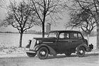 Opel 2 Liter Sechszylinder (1934) - viertürige LImousine mit Opel Synchron-Federung fmr RM 3600, im Hintergrund die Opel-Werk in Rüsselsheim