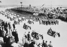 Opel 4/12 PS Laubfrosch (1924) - Korso einer Tagesproduktion von 125 Laubfröschen auf der Opel-Rennbahn, 1924 Opel 4/12 PS Laubfrosch (1924) - Korso einer Tagesproduktion von 125 Laubfröschen auf der Opel-Rennbahn, 1924