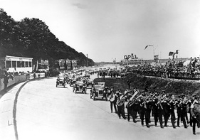 Opel 4/12 PS Laubfrosch (1924) - Korso einer Tagesproduktion von 125 Laubfröschen auf der Opel-Rennbahn, 1924 Opel 4/12 PS Laubfrosch (1924) - Korso einer Tagesproduktion von 125 Laubfröschen auf der Opel-Rennbahn, 1924